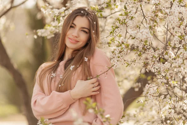 Vacker Naturkvinna Våren Blomningstid Körsbär Trädgård — Stockfoto