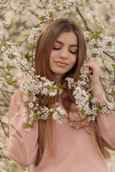 Schöne Natürliche Frau Zur Frühlingsblütezeit Kirschgarten — Stockfoto