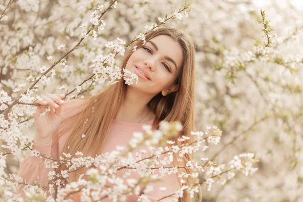 Hermosa Mujer Natural Durante Tiempo Floración Primavera — Foto de Stock