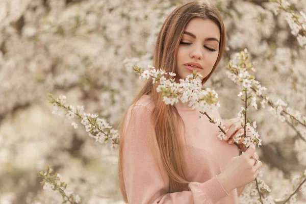 Hermosa Mujer Natural Durante Tiempo Floración Primavera — Foto de Stock