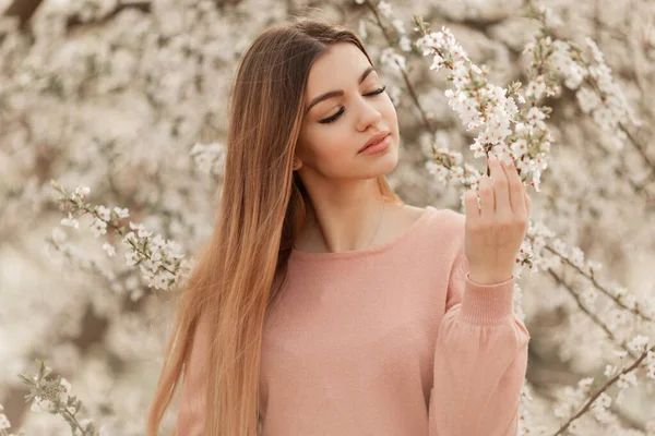 Hermosa Mujer Natural Durante Tiempo Floración Primavera —  Fotos de Stock
