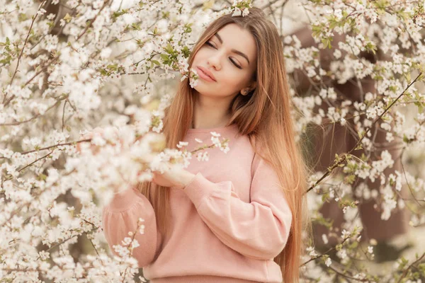Hermosa Mujer Natural Durante Tiempo Floración Primavera —  Fotos de Stock