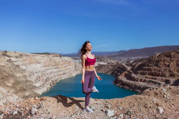 Ung Smal Kvinna Utövar Yoga Vid Fjällsjön — Stockfoto