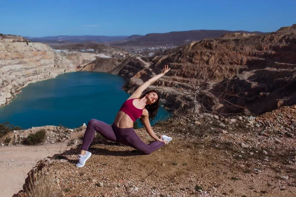 Ung Smal Kvinna Utövar Yoga Vid Fjällsjön — Stockfoto