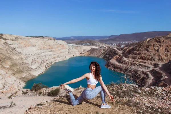 Ung Smal Kvinna Utövar Yoga Vid Fjällsjön — Stockfoto