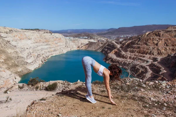Joven Mujer Delgada Está Practicando Yoga Lago Montaña — Foto de Stock