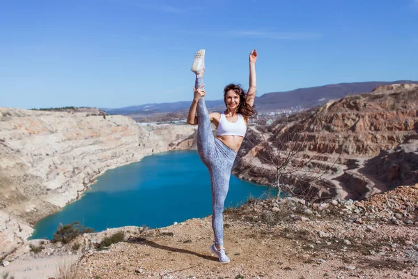 Joven Mujer Delgada Está Practicando Yoga Lago Montaña — Foto de Stock