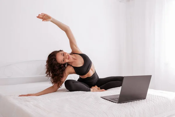 Mujer Bastante Delgada Haciendo Yoga Cama Línea Concepto Autoaislamiento Cuarentena —  Fotos de Stock
