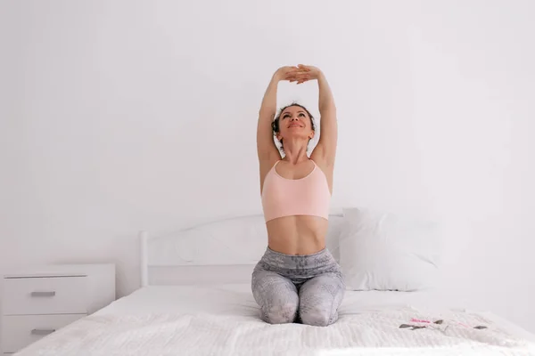 Mujer Bastante Delgada Haciendo Yoga Dormitorio Blanco Concepto Autoaislamiento Cuarentena —  Fotos de Stock