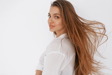 Uçan saçlı güzel bir genç kızın portresi. Beyazda izole edilmiş.