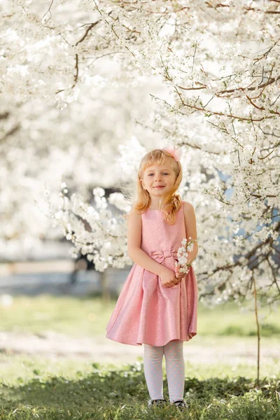 Carino Bambina Bionda Sta Giocando Fiore Giardino Ciliegio All Aperto — Foto Stock