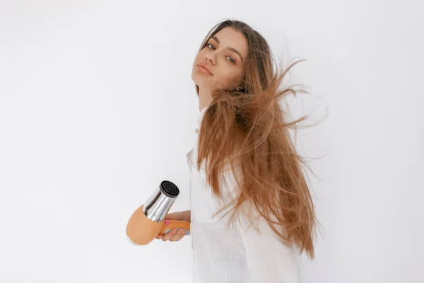 Красивая Девочка Подросток Обдувающая Волосы Феном Изолированные Белом — стоковое фото