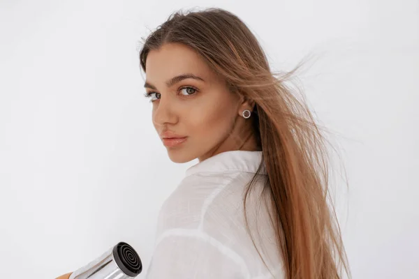 Menina Adolescente Bonita Soprando Seu Cabelo Com Secador Cabelo Isolado — Fotografia de Stock