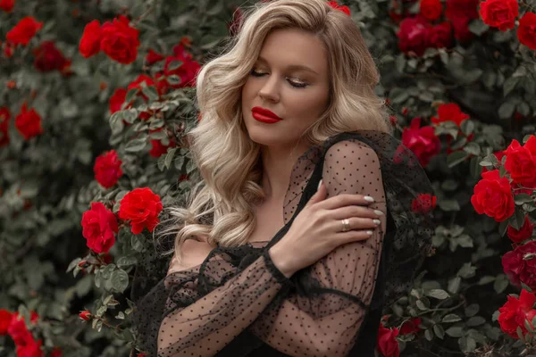 Belle Femme Blonde Dans Jardin Avec Des Roses Rouges Printemps — Photo