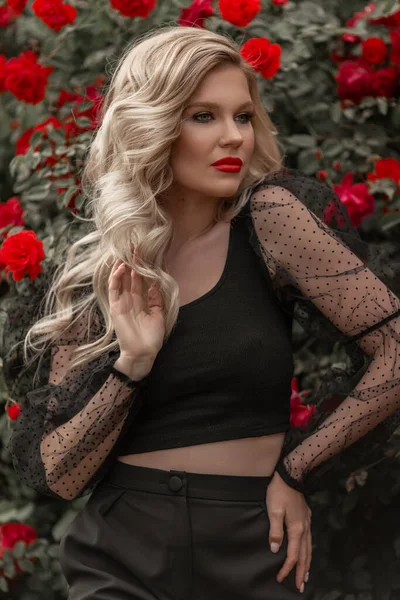 Beautiful Blonde Woman Garden Red Roses Spring Time — Stock Photo, Image