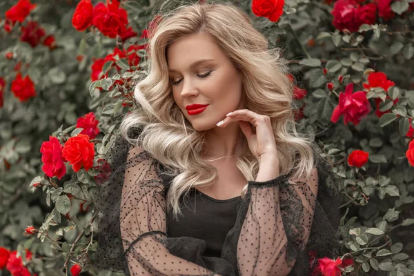 Vacker Blond Kvinna Trädgården Med Röda Rosor Vårtid — Stockfoto