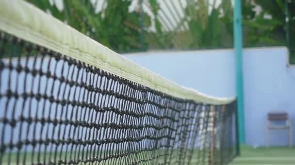 Tenisák na tenisový kurt. Zpomalený pohyb. 1920 × 1080