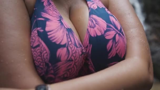 Nahaufnahme einer jungen nassen sexy Frau im Bikini, die Brüste mit Tröpfchen in Zeitlupe schüttelt. 180fps. 1920x1080