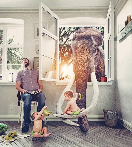 Kinderen voeden olifant met bananen door raam — Stockfoto