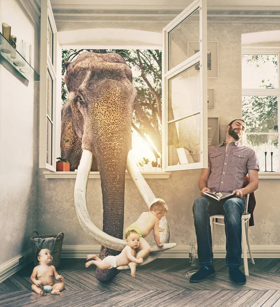 Niños jugando con elefante —  Fotos de Stock