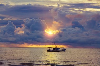 Sakin deniz üzerinden günbatımı