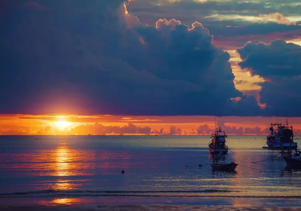 Puesta de sol sobre el mar tranquilo —  Fotos de Stock