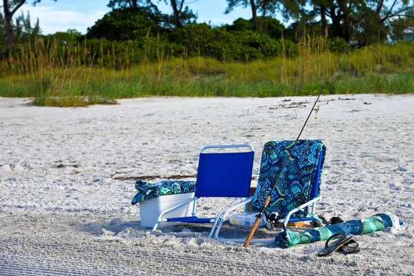 Zwei Liegestühle Mit Kühler Angelrute Handtüchern Und Sonnenschirm Strand — Stockfoto