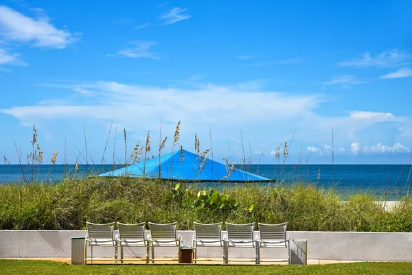 Seis Sillas Blancas Playa Con Paraguas Azul Playa —  Fotos de Stock