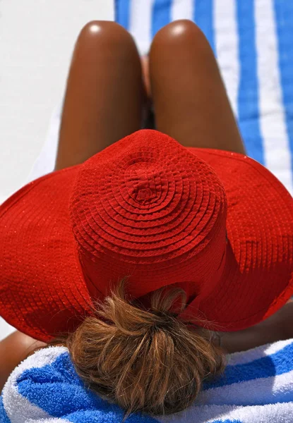 赤い夏帽子を身に着けている魅力的な女性 — ストック写真