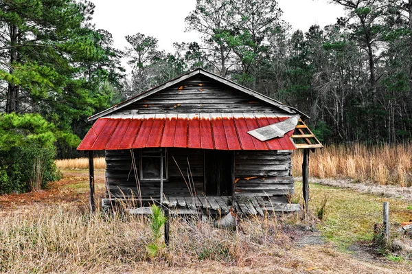 Velha casa abandonada no campo — Fotografia de Stock