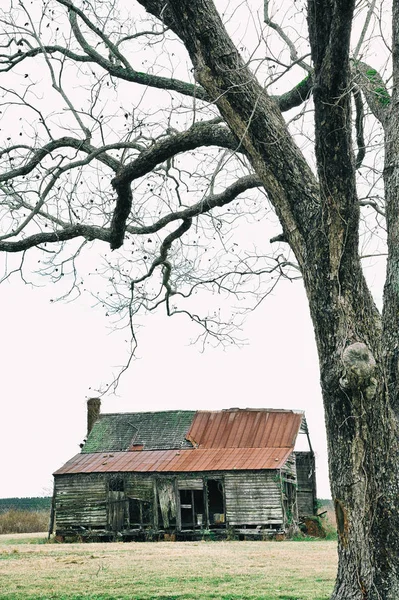 Verlaten boerderij in het land — Stockfoto