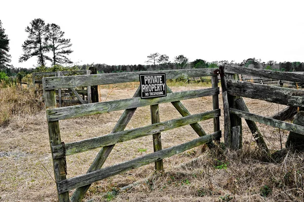 Portão de fazenda velha com sinal de propriedade privada — Fotografia de Stock
