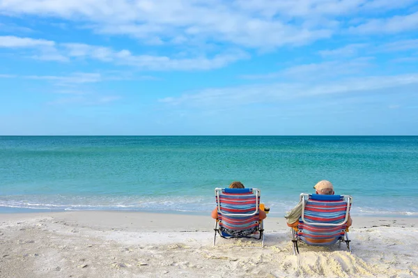 Couple Enjoying the Beach — Stock Photo, Image