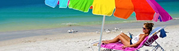 Attraktive Frau genießt den Strand — Stockfoto