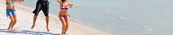 Adolescentes pulando na praia — Fotografia de Stock