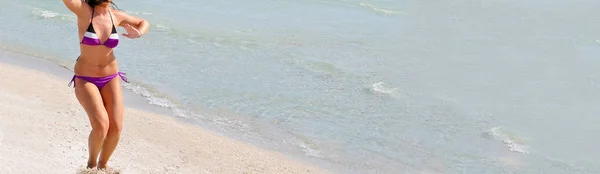 Junge Frau am Strand — Stockfoto