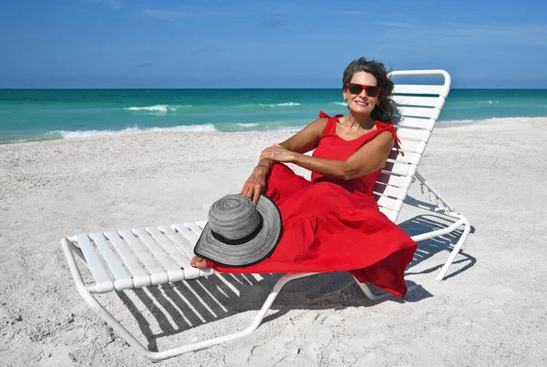 Vacker Mogen Kvinna Bär Röd Sommarklänning Stranden — Stockfoto