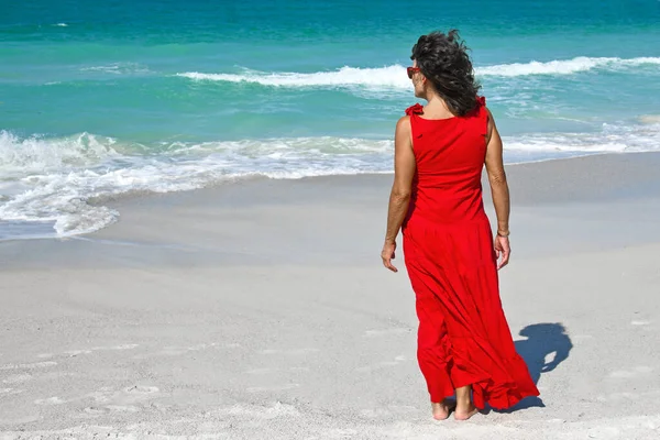 Mooie Volwassen Vrouw Dragen Een Rode Zomer Jurk Het Strand — Stockfoto
