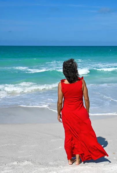 Bella Donna Matura Che Indossa Abito Estivo Rosso Sulla Spiaggia — Foto Stock