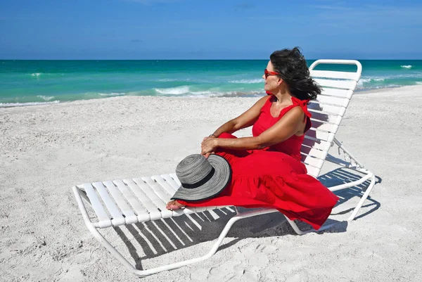 Schöne Reife Frau Trägt Ein Rotes Sommerkleid Strand — Stockfoto