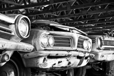 Hurda deposundaki eski bir araba ambarının önünün yakın plan görüntüsü.