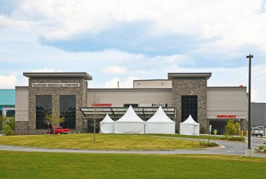 Villa Rica, GA / USA - 6 Nisan 2020: Villa Rica 'daki Tanner Tıp Merkezi, GA Acil Durum Girişi' nde kurulmuş diğer hastalardan uzakta Coronavirüs Hastaları Belirtileri gösteren Çadırlar 