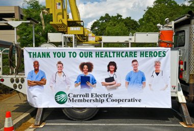 Carrollton, GA / ABD - 6 Nisan 2020: COVID-19 Pandemik Krizi sırasında her gün görevlerini yapmaya devam eden Tanner Tıp Merkezi 'nin önünde Sağlık Kahramanlarına Teşekkür Edin  