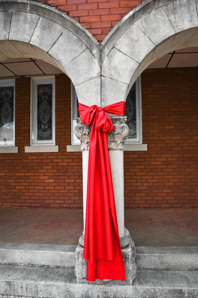 在美国19世纪大流行时期 美丽的教堂前面挂着巨大的红丝带 作为祈祷和希望的标志 — 图库照片