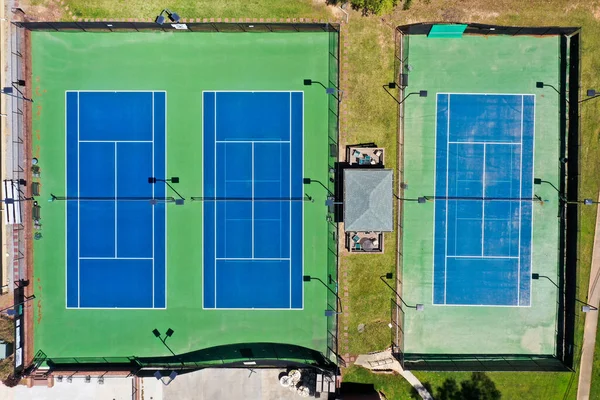 アメリカのコヴィッド 19流行時の社会的距離のために閉鎖された空のテニスコート — ストック写真