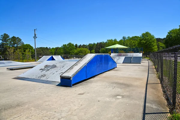 Pusty Skateboard Park Zamknięty Powodu Dystansu Społecznego Podczas Pandemii Covid — Zdjęcie stockowe