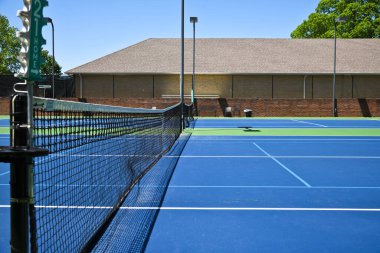 Amerika Birleşik Devletleri 'ndeki Covid-19 salgını sırasında Sosyal Mesafe nedeniyle Boş Tenis Sahaları kapatıldı