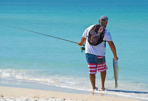 Holmes Beach Anna Maria Island 2018年5月1日 美しい夏の日にメキシコ湾でのビーチフィッシングの若者 — ストック写真