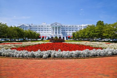 White Sulphur Springs, Batı Virginia / ABD - 8 Ağustos 2018: The Greenbrier, Batı Virginia 'daki Greenbrier County yakınlarındaki Allegheny Dağları' nda bulunan lüks bir tatil köyüdür.. 