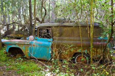 Beyaz, GA / ABD - 27 Ekim 2018 - Eski Hurda Chevrolet Minibüsün Bir Hurda Yard 'daki Yakın Görüntüsü